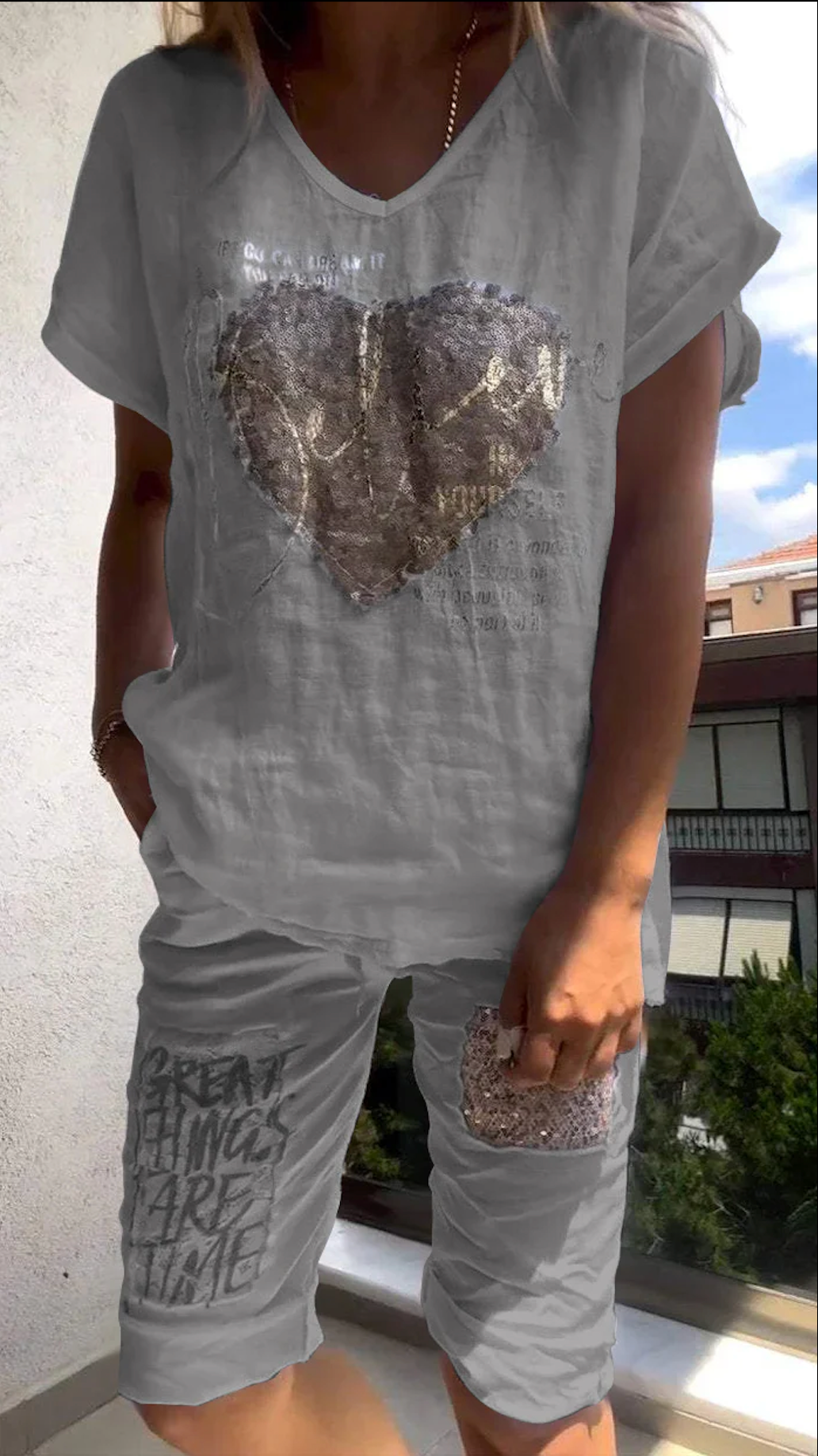 Įprastas dviejų dalių kostiumas su V formos iškirpte ir aukso spalvos įspaudu-LT