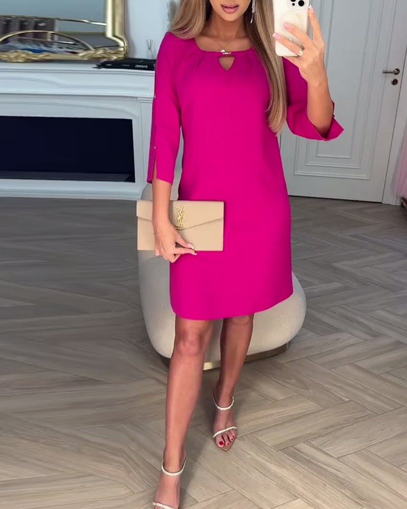 Elegantna, enobarvna, preprosta obleka v obliki črke V-SI