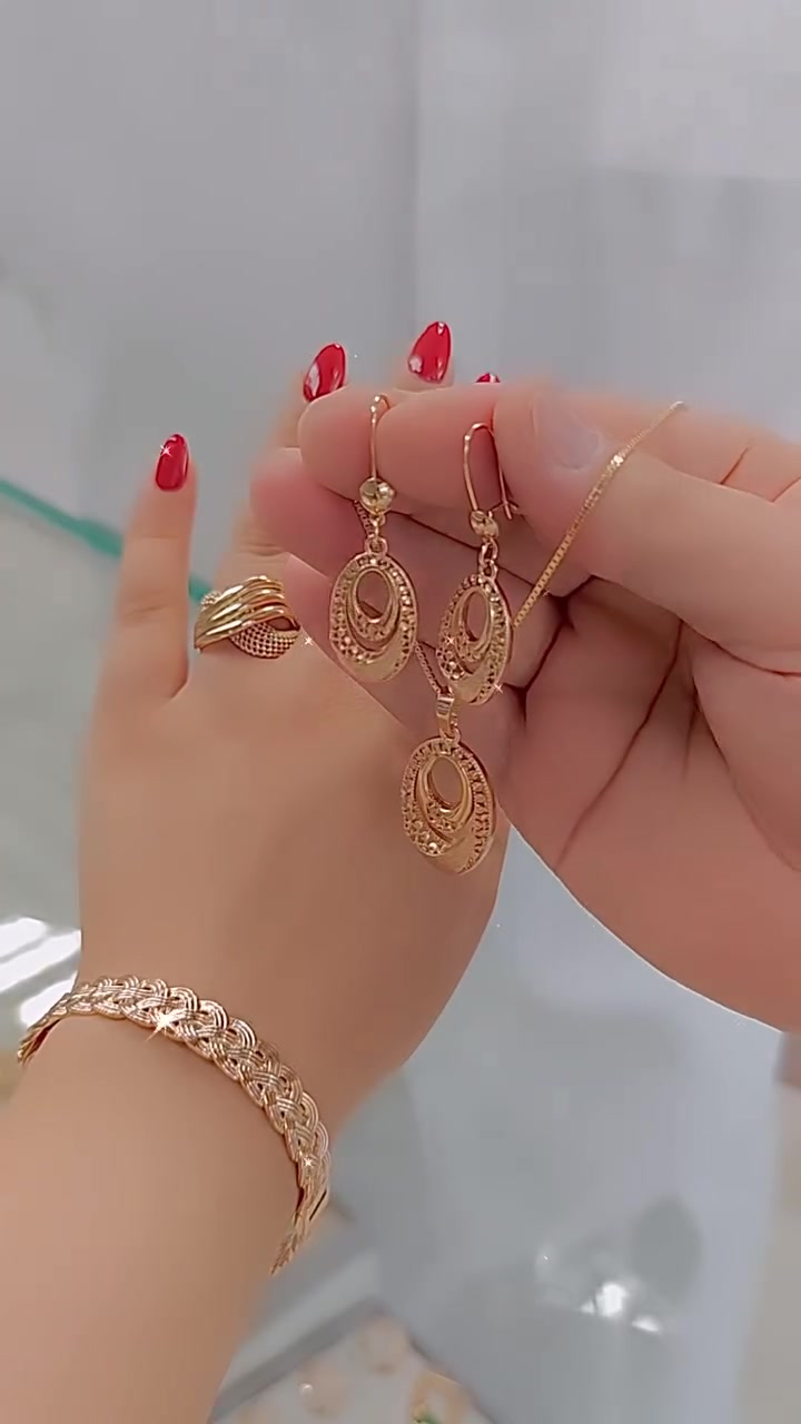 Eleganten in vsestranski komplet, sestavljen iz treh kosov: zapestnice, prstana in ogrlice.-SI