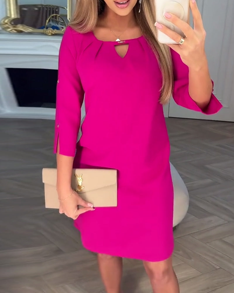 Elegantna, enobarvna, preprosta obleka v obliki črke V-SI