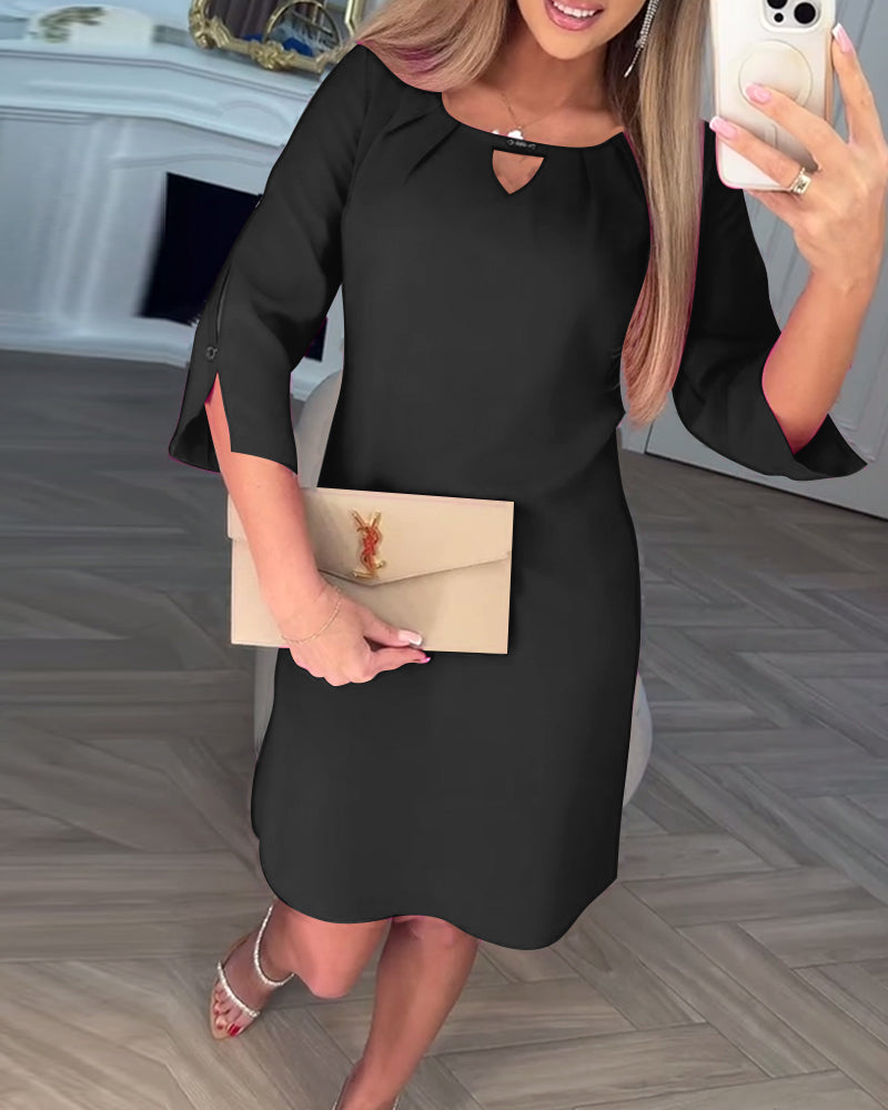 Elegantna, enobarvna, preprosta obleka v obliki črke V-SI