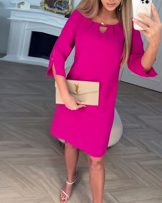 Elegantna, enobarvna, preprosta obleka v obliki črke V-SI