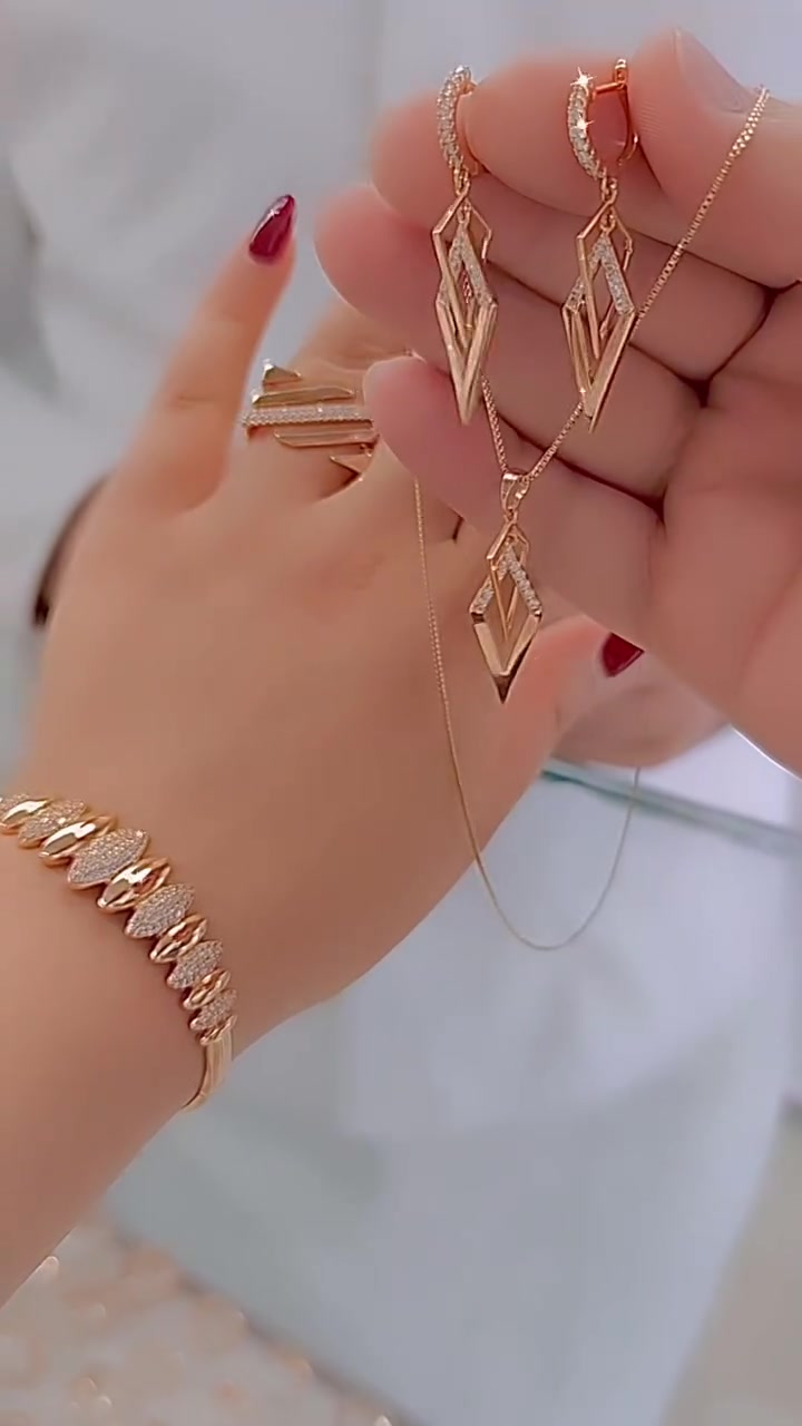 Eleganten in vsestranski komplet, sestavljen iz treh kosov: zapestnice, prstana in ogrlice.-SI