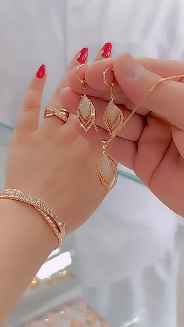 Eleganten in vsestranski komplet, sestavljen iz treh kosov: zapestnice, prstana in ogrlice.-SI