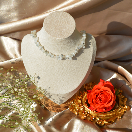Moonstone choker karoliai